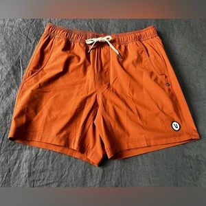 Vuori Kore Shorts 5” men’s small dark penny